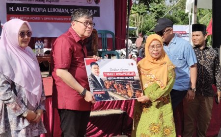 Alex Indra Lukman Salurkan Alat Pertanian, Bibit dan Pangan untuk Warga Pesisir Selatan