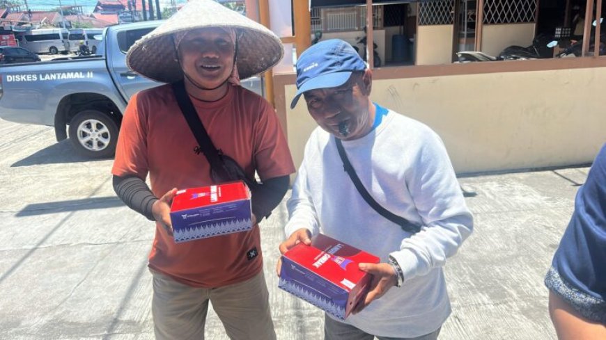 Alex Indra Lukman Rutin Bagikan Ratusan Kotak Nasi untuk Makan Siang Warga di Padang