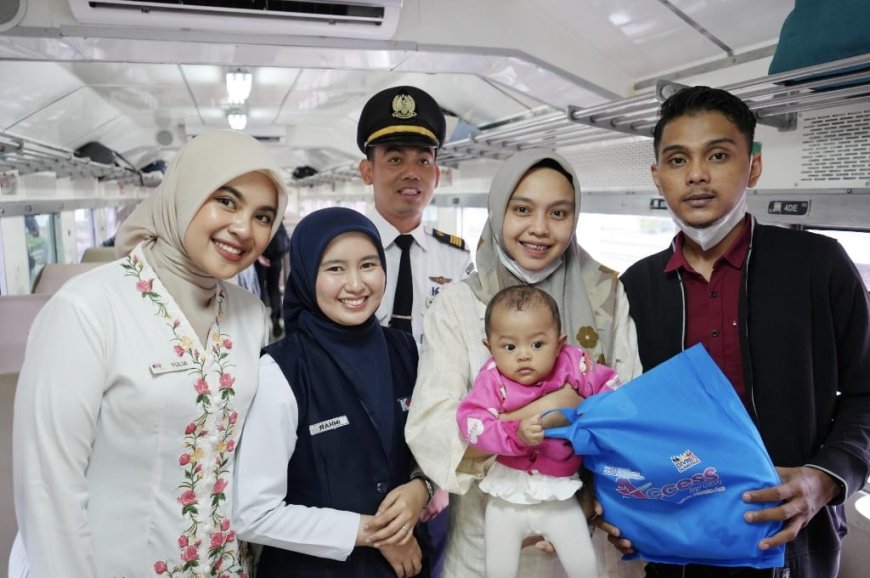 Peringati Hari Pahlawan, KAI Divre II Sumbar Sapa dan Bagi Souvenir ke Penumpang Kereta