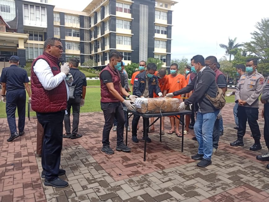 Puluhan Kilogram Ganja Dibakar di Mapolda Sumbar