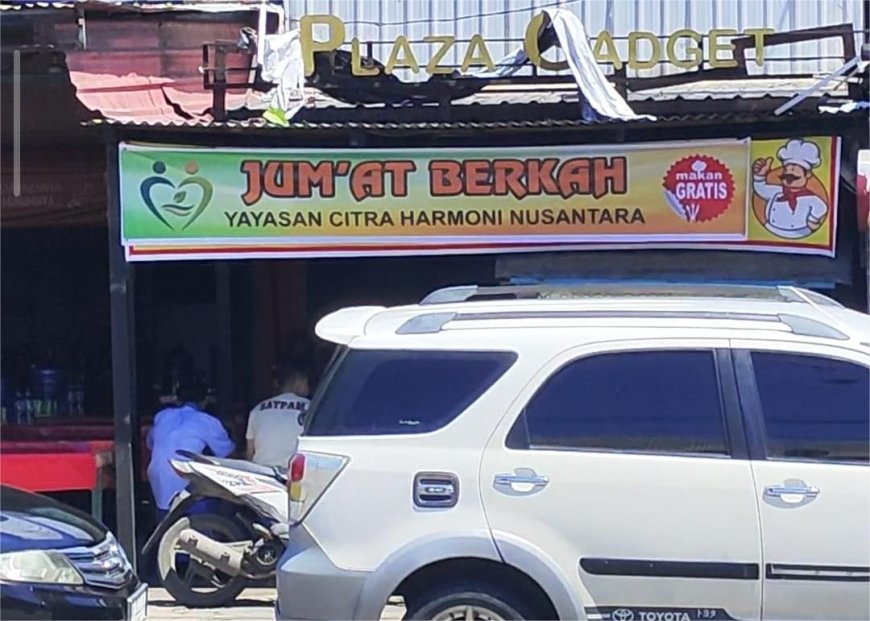 Jum’at Berkah, Yayasan Citra Harmoni Nusantara Gelar Makan Bakso Gratis di Padang