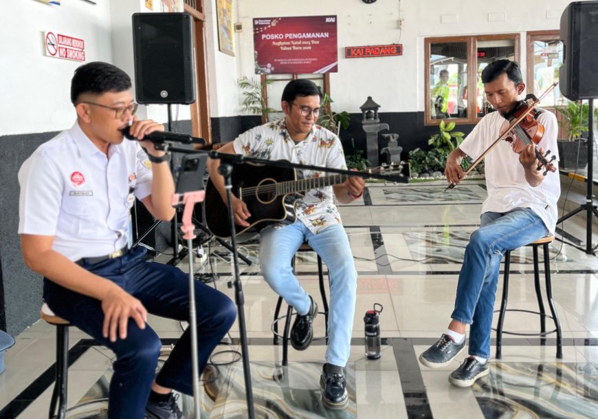 Hadirkan Suasana Berbeda di Masa Nataru, KAI Divre II Sumbar Suguhkan Live Music di Stasiun Padang