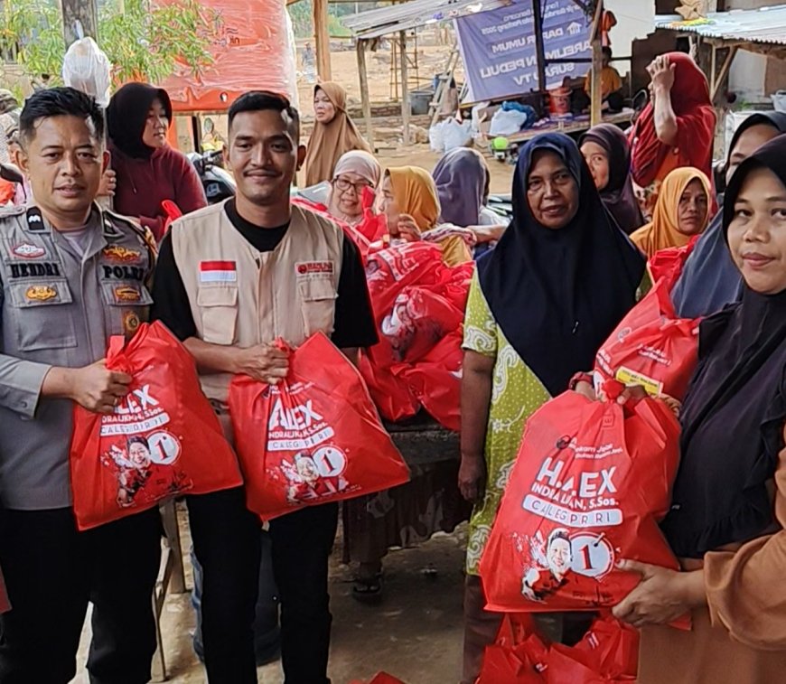 HUT ke 53, PDI Perjuangan Kota Padang Bagikan 530 Kotak Nasi bagi Korban Banjir