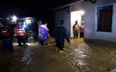 Banjir Bandang Maninjau Belum Surut, Petugas dan Warga Evakuasi Penduduk yang Terjebak