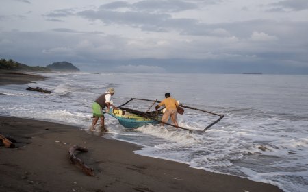 Nelayan Pantai Purus Hadang Ombak Demi Mencari Nafkah