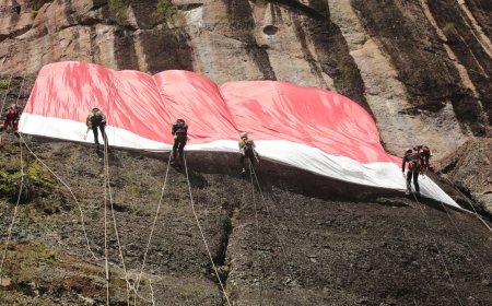 HUT RI ke-81, Sang Saka Merah Putih Berkibar di Tebing Lembah Harau