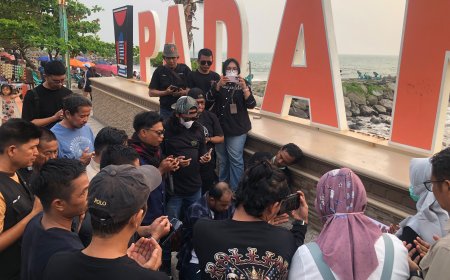 Jurnalis Sumbar Gelar Doa Bersama di Pantai Padang untuk 5 Rekan yang Hilang di Krakatau