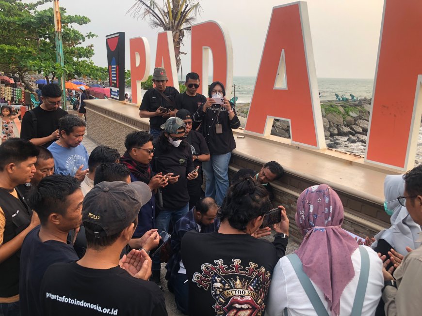 Jurnalis Sumbar Gelar Doa Bersama di Pantai Padang untuk 5 Rekan yang Hilang di Krakatau