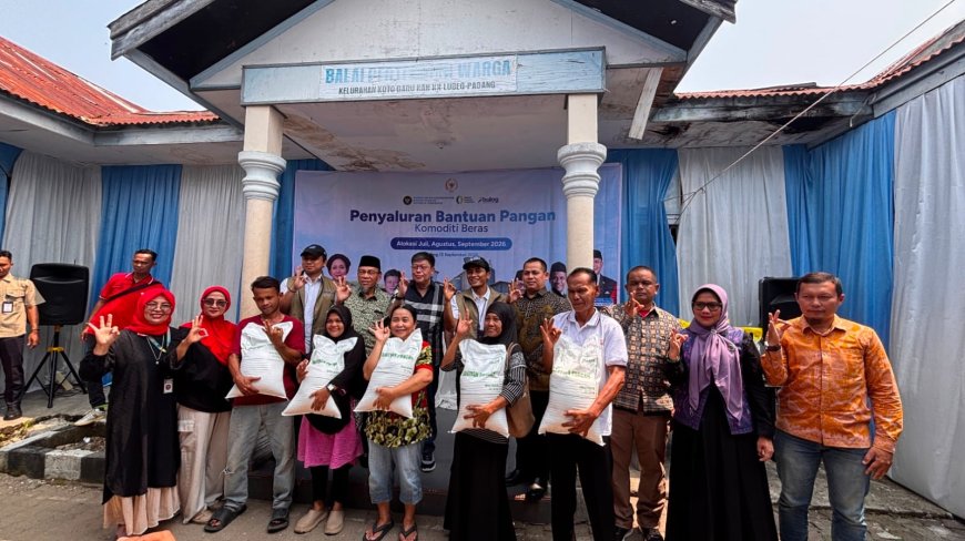 Minggu Tetap Buka, Dua Kantor Lurah di Padang Diserbu Warga untuk Beras Bantuan 30 Kg