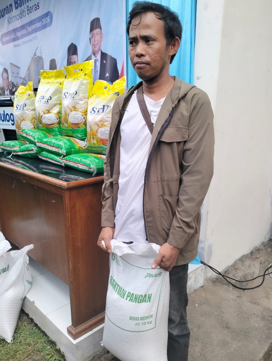 Foto: Rahmat Mulya, warga Pasa Lalang, Kecamatan Kuranji, Padang, warga yang mendapat bantuan pangan beras