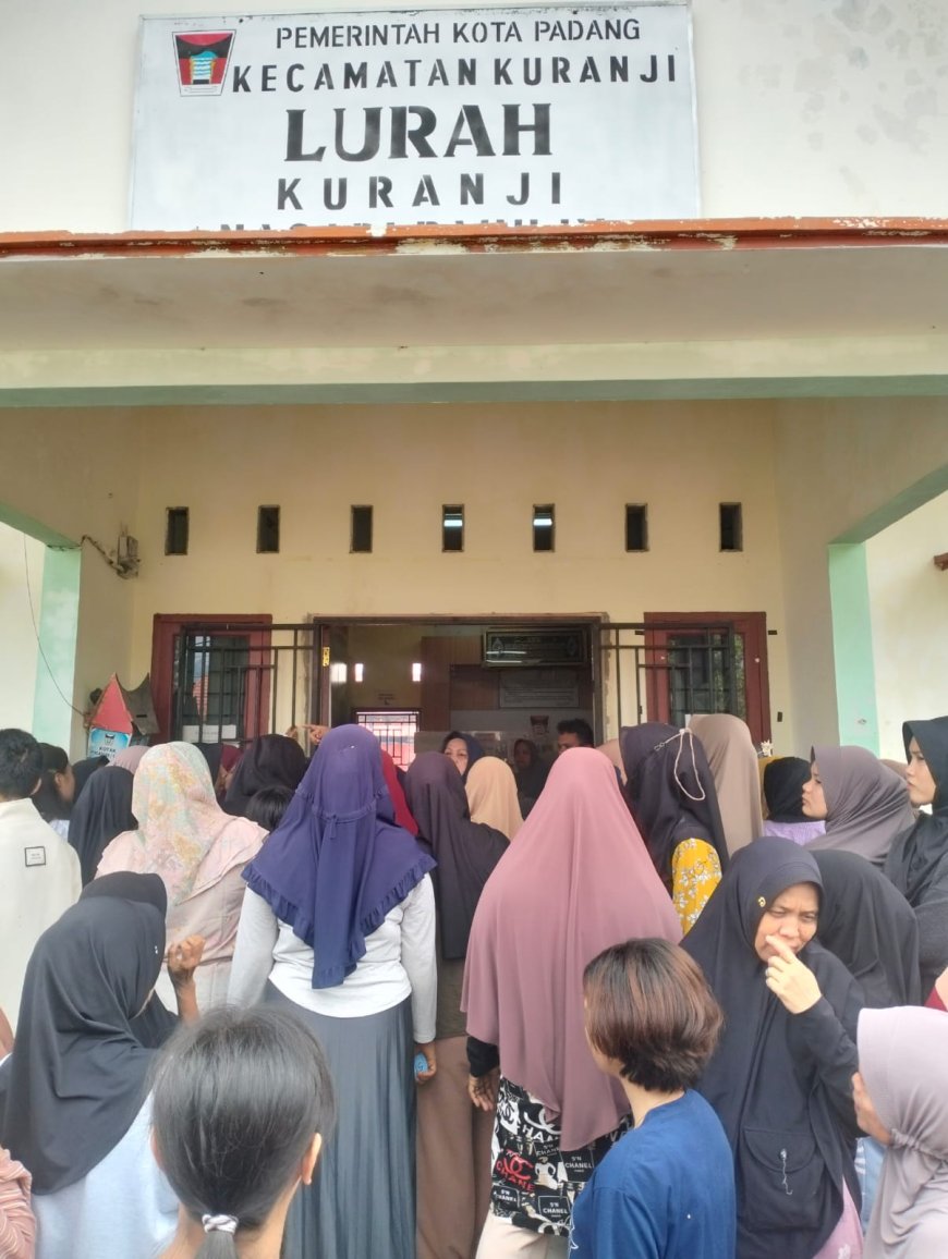 foto: Suasana di Kantor Lurah Kuranji,  diserbu warga