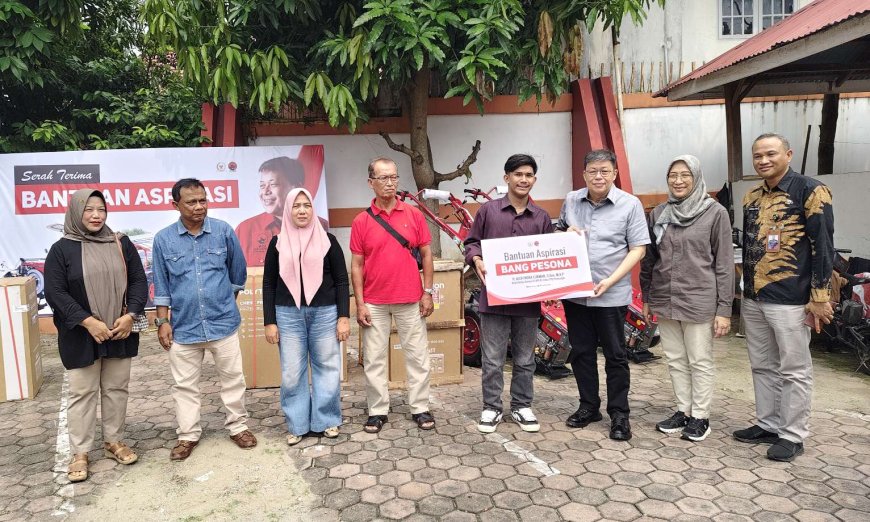 Alex Indra Lukman Serahkan Bantuan untuk Puluhan Kelompok Tani dan Budidaya Ikan di Padang